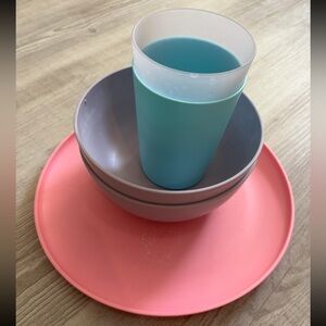 Plastic kitchen set: x2 cups, x2 bowls, x1 plate